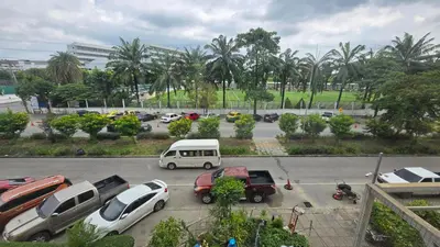 a group of cars parked in a parking lot at อิมแพ็ค เมืองทองธานี ห้องพักรายวัน Popular Condo T8 in Nonthaburi