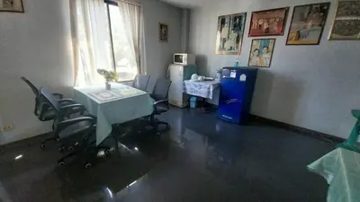 a room with a table and chairs in a room at ที่พักนักเดินทาง ภู่ระหงษ์ in Bangkok