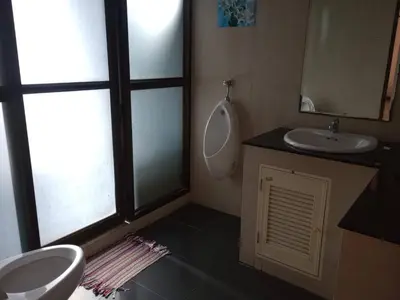 a bathroom with a sink and a toilet and a mirror at ที่พักนักเดินทาง ภู่ระหงษ์ in Bangkok