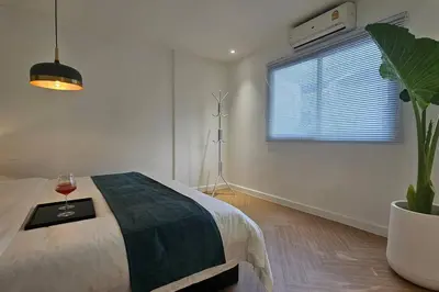 a bedroom with a bed and a plant and a window at \u66fc\u8c37\u5e02\u4e2d\u5fc3\u7d20\u5764\u9038\u56db\u5367\u522b\u5885---\u725b\u4ed4\u8857\u9644\u8fd1 in Bangkok