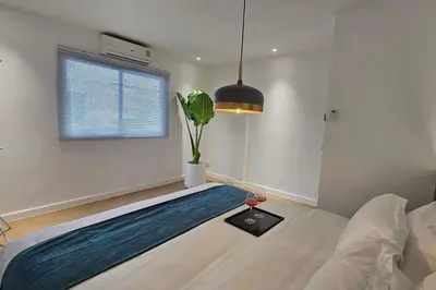 a bedroom with a large bed with a table on it at \u66fc\u8c37\u5e02\u4e2d\u5fc3\u7d20\u5764\u9038\u56db\u5367\u522b\u5885---\u725b\u4ed4\u8857\u9644\u8fd1 in Bangkok