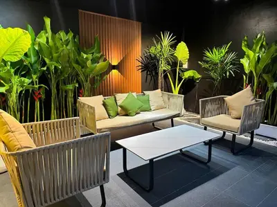 a living room with couches and chairs and plants at \u66fc\u8c37\u5e02\u4e2d\u5fc3\u7d20\u5764\u9038\u56db\u5367\u522b\u5885---\u725b\u4ed4\u8857\u9644\u8fd1 in Bangkok