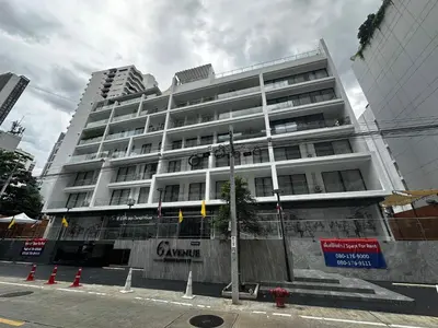 a large white building on the side of a street at 6th Avenue Sukhumvit 305 BTS Asoke & Nana MRT Sukhumvit in Bang Kapi