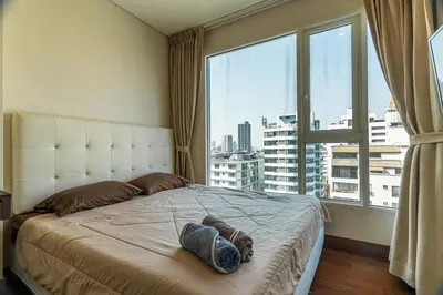 a bedroom with a large bed with a large window at Thonglor Area 1 bedroom Check in 24h Fast WiFi 98 in Bangkok