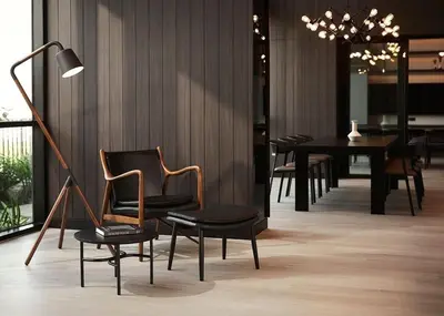 a room with chairs and a table and a lamp at \ub77c\uc2fc\ucf58\ub3c4 in Bangna