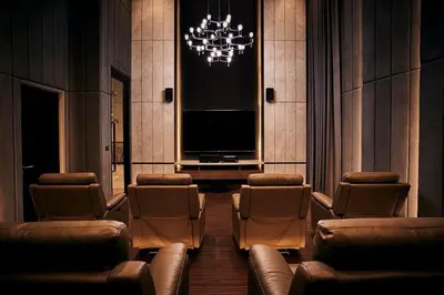 a waiting room with chairs and a flat screen tv at \ub77c\uc2fc\ucf58\ub3c4 in Bangna