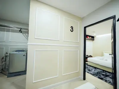a room with a door with a mirror and a bed at Oliver's House KS in Ban Yang
