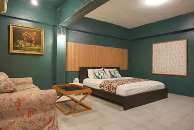 a bedroom with a bed and a couch at GO INN The Grand Palace I โกอินน์ พระบรมมหาราชวัง สถานี MRT สามยอด in Bangkok