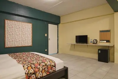 a bedroom with a bed and a television in it at GO INN The Grand Palace I โกอินน์ พระบรมมหาราชวัง สถานี MRT สามยอด in Bangkok