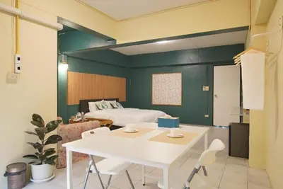 a room with a bed and a table and chairs at GO INN The Grand Palace I โกอินน์ พระบรมมหาราชวัง สถานี MRT สามยอด in Bangkok