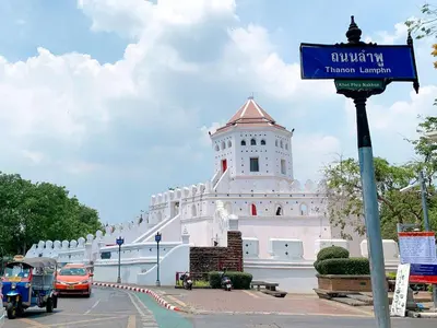 a building with a street sign in front of it at XX GO INN Khaosan ข้าวสาร กรุงเทพมหานคร in Bangkok