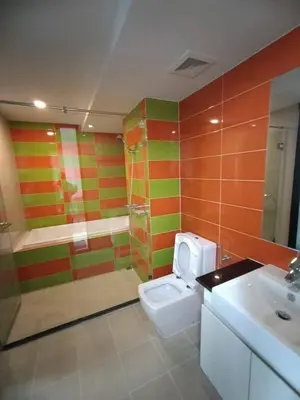 a bathroom with a shower and a toilet and a sink at MeStyle Sukhumvit Banana มีสไตล์สุขุมวิท บางนา in Bangna