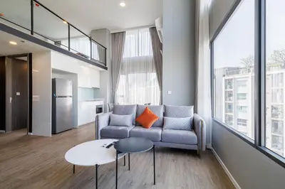a living room with a couch and a table at loft \u4e8c\u623f\u53ef\u4f4f4\u4eba \u8fd1jodd\u591c\u5e02 \u6e38\u6cf3\u6c60 in Bangkok