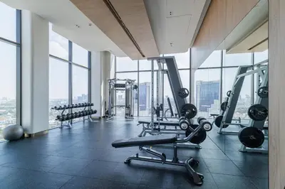 a gym with cardio equipment in a building with windows at loft \u4e8c\u623f\u53ef\u4f4f4\u4eba \u8fd1jodd\u591c\u5e02 \u6e38\u6cf3\u6c60 in Bangkok