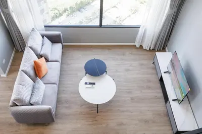 a living room with a couch and a table at loft \u4e8c\u623f\u53ef\u4f4f4\u4eba \u8fd1jodd\u591c\u5e02 \u6e38\u6cf3\u6c60 in Bangkok