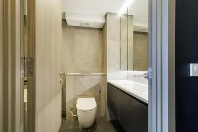 a bathroom with a toilet and a sink at loft \u4e8c\u623f\u53ef\u4f4f4\u4eba \u8fd1jodd\u591c\u5e02 \u6e38\u6cf3\u6c60 in Bangkok