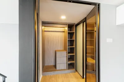 a walk in closet with a glass door at loft \u4e8c\u623f\u53ef\u4f4f4\u4eba \u8fd1jodd\u591c\u5e02 \u6e38\u6cf3\u6c60 in Bangkok
