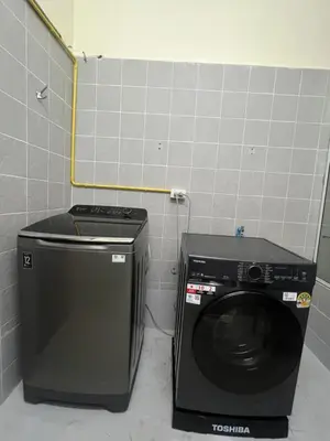 a microwave and a washing machine in a bathroom at Youjia Youth Hostel in Bang Rak