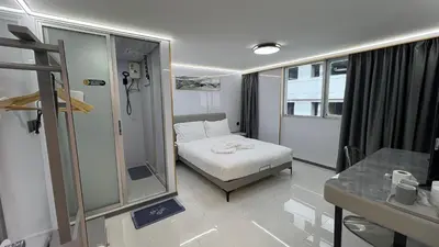a small room with a bed and a mirror at Golden Mango home hotel \u91d1\u8292\u679c\u4e4b\u5bb6\u9152\u5e97 in Bangkok