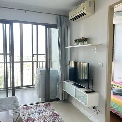 a room with a desk with a television and a window at Sukhumvit Bts ideomix1 in Amphoe Phra Khanong