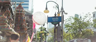 a busy city street with a street sign on a street at XX GO INN BTS Silom - Saint Louis สถานีรถไฟฟ้าเซนต์หลุยส์ in Bangkok