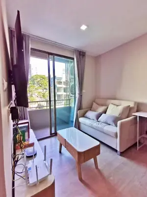 a living room with a couch and a table at rama9\u533a\u57df\u5730\u94c1\u8c6a\u534e\u516c\u5bd3\u51fa\u79df Metro Luxe Ratchada in Bangkok