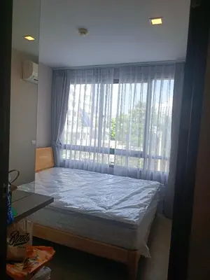 a bed in a room with a window at rama9\u533a\u57df\u5730\u94c1\u8c6a\u534e\u516c\u5bd3\u51fa\u79df Metro Luxe Ratchada in Bangkok