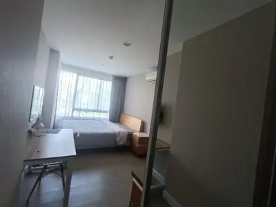 a bedroom with a bed and a desk and a window at rama9\u533a\u57df\u5730\u94c1\u8c6a\u534e\u516c\u5bd3\u51fa\u79df Metro Luxe Ratchada in Bangkok