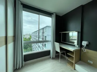 a room with a desk and a large window at Studio123 at changwattana in Ban Bang Phang