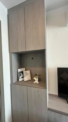 a book shelf with books and a tv in a room at 1Bed Room Near Airport DMK BTS Swimming Pool Gym Monthly rental in Sathani Lak Si
