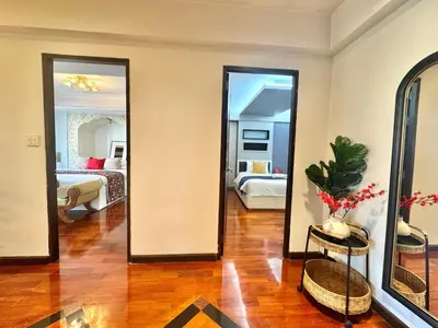 a room with two mirrors and a room with a bed at Low-Rise House for Groups Near BTS & EmDistrict For Spacious Cozy Stay in Bangkok