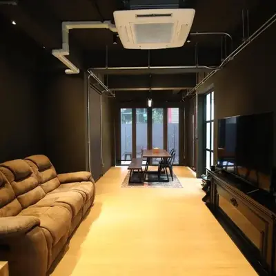 Chic Ekkamai Escape Near BTS