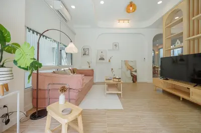 a living room with a couch and a tv at \u66fc\u8c37\u5e02\u4e2d\u5fc3\u56db\u5367\u5ba4\u6cf3\u6c60\u522b\u5885 in Bangkok