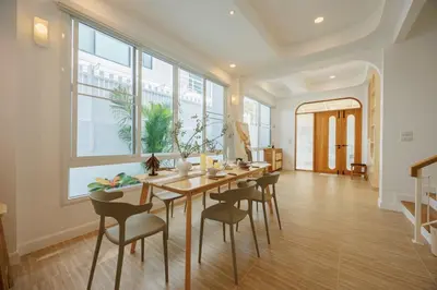 a dining room with a table and chairs at \u66fc\u8c37\u5e02\u4e2d\u5fc3\u56db\u5367\u5ba4\u6cf3\u6c60\u522b\u5885 in Bangkok