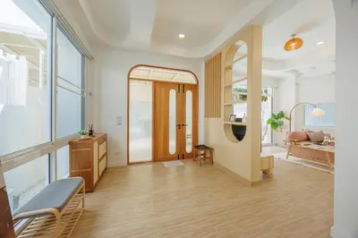 a living room with a hallway with a wooden door at \u66fc\u8c37\u5e02\u4e2d\u5fc3\u56db\u5367\u5ba4\u6cf3\u6c60\u522b\u5885 in Bangkok