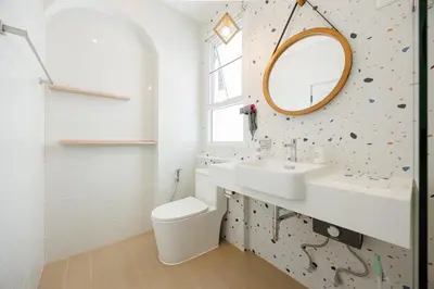 a bathroom with a sink toilet and a mirror at \u66fc\u8c37\u5e02\u4e2d\u5fc3\u56db\u5367\u5ba4\u6cf3\u6c60\u522b\u5885 in Bangkok