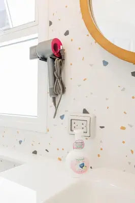 a bathroom with a blow dryer on the wall at \u66fc\u8c37\u5e02\u4e2d\u5fc3\u56db\u5367\u5ba4\u6cf3\u6c60\u522b\u5885 in Bangkok