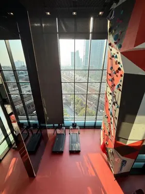 a room with benches in front of a large window at คอนโดติด bts ตลาดพลู 0 เมตร ใกล้ Iconsiam ว่างรายเดือน in Thonhuri