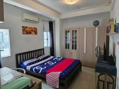 a bedroom with a bed and a desk in it at Jatujak Bangkok guesthouse R3 in Sathani Bang Su