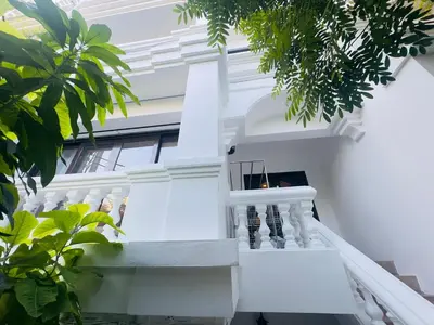 a staircase in a house with green plants at Bangkok Phomphong Villa\u8054\u6392\u6cf0\u5f0f\u522b\u5885 in Bangkok