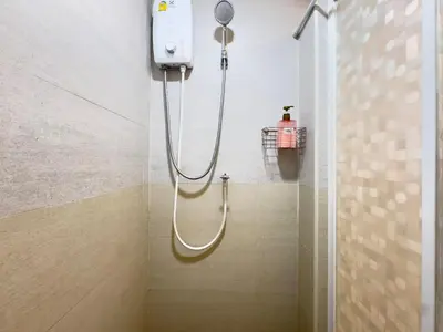 a shower with a hose in a bathroom at \u65e5\u97e9\u65c5\u6e38\u533a\u5e02\u4e2d\u5fc35\u623f\u522b\u5885\u6c11\u5bbf in Bangkok