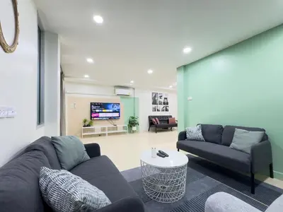 a living room with a couch and a table at \u65e5\u97e9\u65c5\u6e38\u533a\u5e02\u4e2d\u5fc35\u623f\u522b\u5885\u6c11\u5bbf in Bangkok