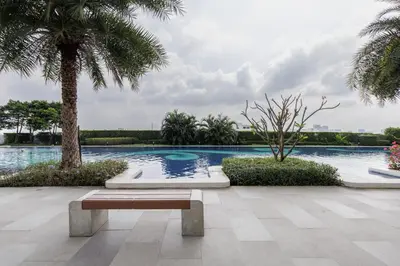 a bench sitting in front of a swimming pool at \u66fc\u8c37\u7e41\u534e\u5730\u533a\u516c\u5bd3 \u514d\u8d39\u4e0a\u7f51 \u5bb6\u5c45\u5bb6\u7535\u9f50\u5168 in Bangkok