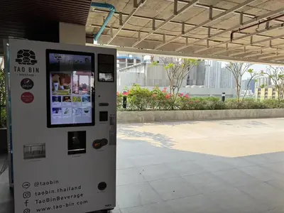 a vending machine sitting on the side of a building at \u66fc\u8c37\u7e41\u534e\u5730\u533a\u516c\u5bd3 \u514d\u8d39\u4e0a\u7f51 \u5bb6\u5c45\u5bb6\u7535\u9f50\u5168 in Bangkok