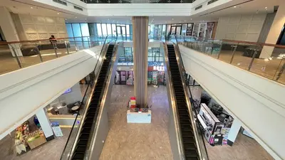 an overhead view of a shopping mall with escalators at \u66fc\u8c37\u7e41\u534e\u5730\u533a\u516c\u5bd3 \u514d\u8d39\u4e0a\u7f51 \u5bb6\u5c45\u5bb6\u7535\u9f50\u5168 in Bangkok