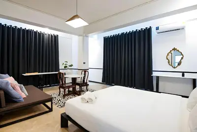 a hotel room with a bed and a table and a screen at xx The Character Yaowarat เดอะ คาแรคเตอร์ เยาวราช ตรอกข้าวสาร in Samphanthawong