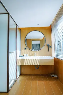 a bathroom with a mirror and a sink at \u66fc\u8c37\u4e1c\u65b9\u9152\u5e97 in Bangkok