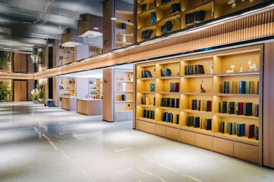 a library with shelves of books on the wall at \u66fc\u8c37\u4e1c\u65b9\u9152\u5e97 in Bangkok