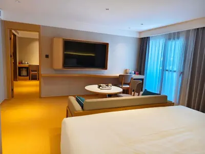 a hotel room with a bed and a tv at \u66fc\u8c37\u4e1c\u65b9\u9152\u5e97 in Bangkok