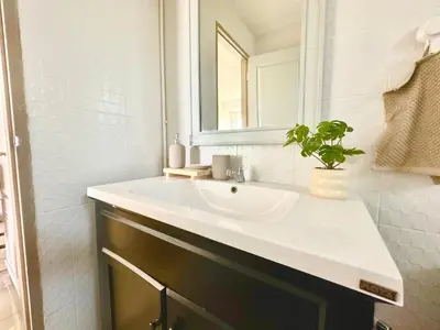 a bathroom with a sink and a mirror at Cosy 2 bedrooms near Ekkamai in Bangkok
